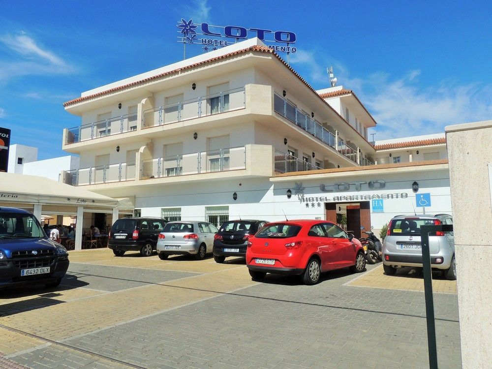 Hotel Apartamentos Loto Conil Conil De La Frontera Exterior foto